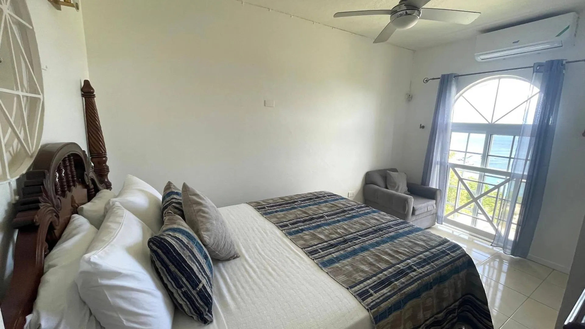 Oceanbreeze Jamaica Penthouse, 7-Minute Walk To Beach Ocho Rios Apartamento