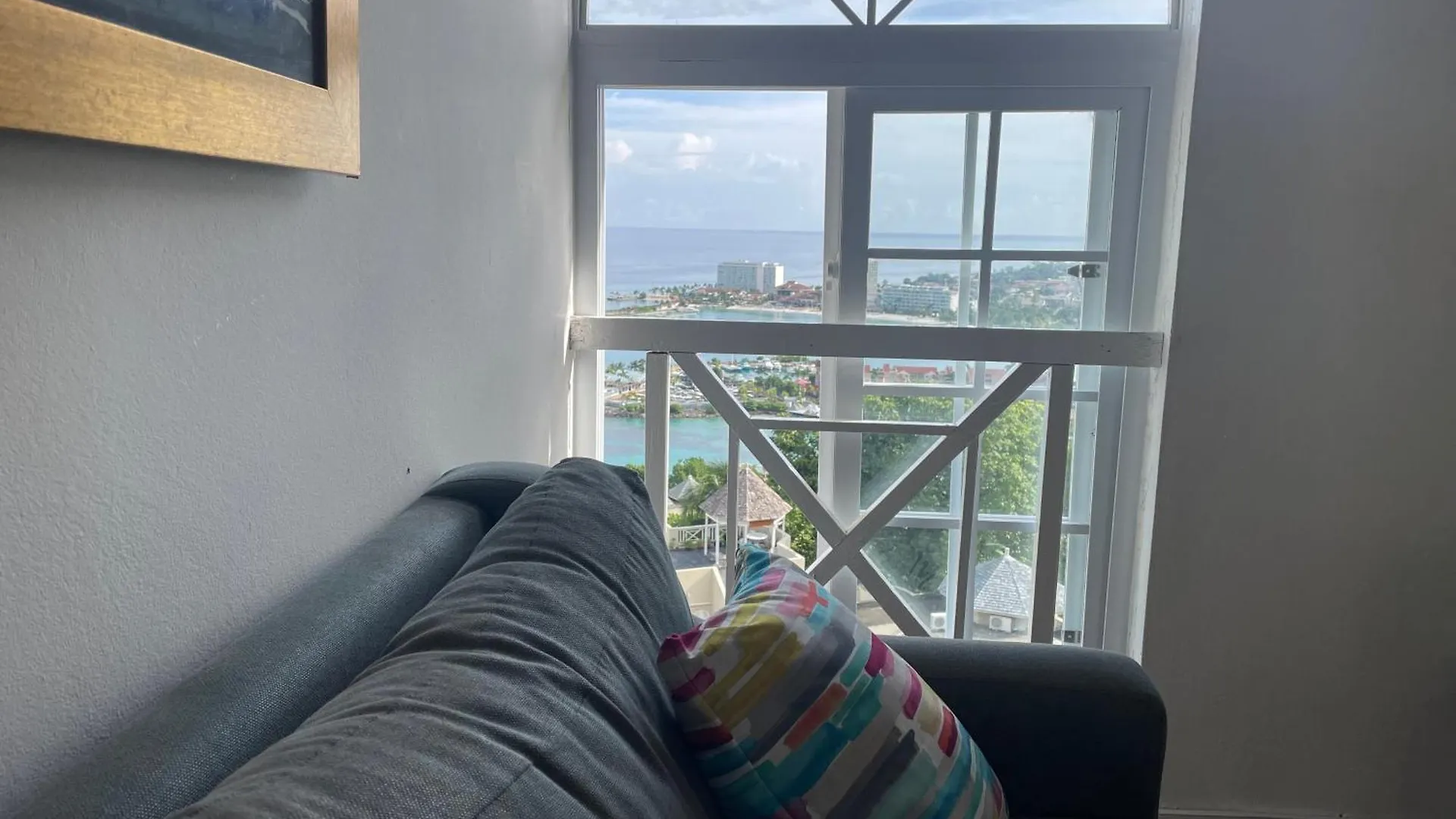 Oceanbreeze Jamaica Penthouse, 7-Minute Walk To Beach Ocho Rios